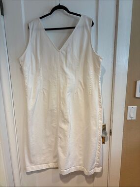 Classic White V-Neck Sleeveless Dress